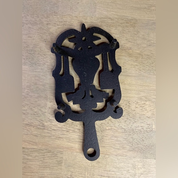 VTG 1951 John W right Painted Cast Iron Footed Trivet Dove Bird Hearts Broom NIB - Picture 3 of 7